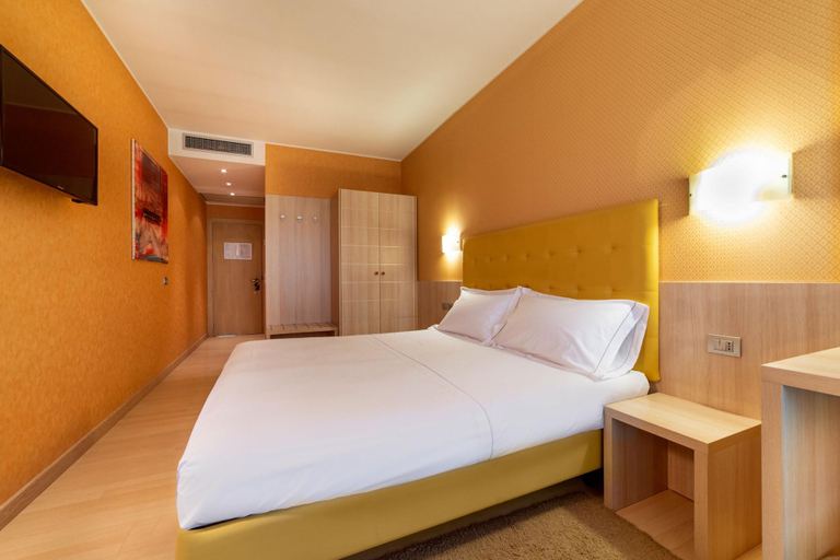 Bedroom 3, Motel Hotel Piranha, Novara