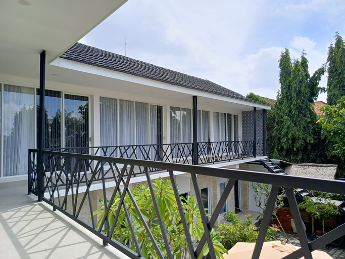 Exterior 10