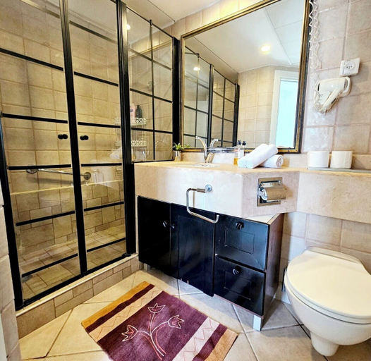 Bathroom, 908
