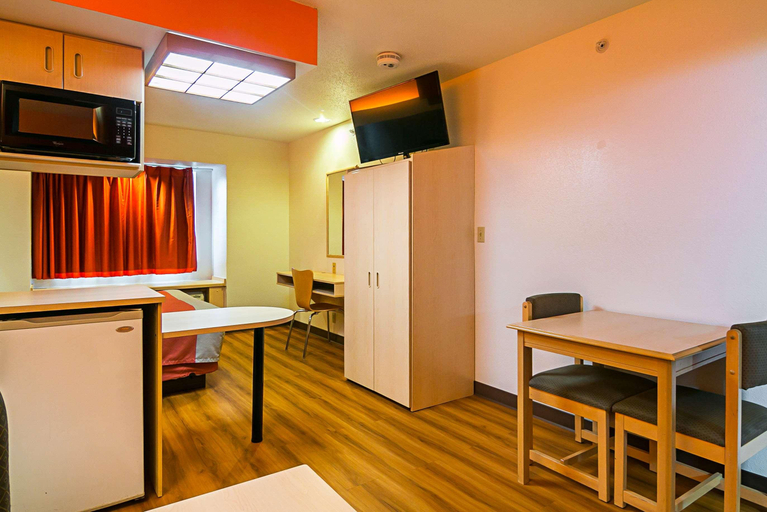 Bedroom 3, Motel 6 Sycamore, Il, De Kalb