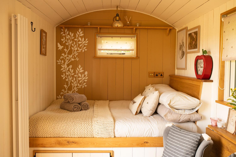 Others 5, Harrys Hideout - Shepherd's Huts at Harrys Cottages, Monmouthshire