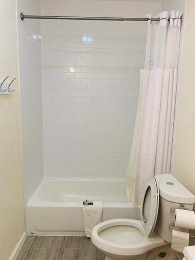 Bathroom 3, Cattlemen's Inn, Kingfisher