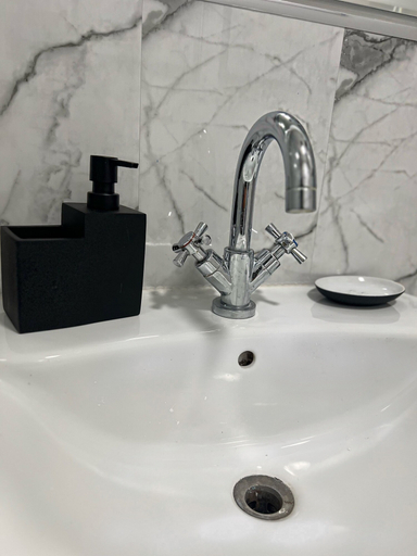 Bathroom 3, Spacious 2BR City Center Apartment, Birmingham