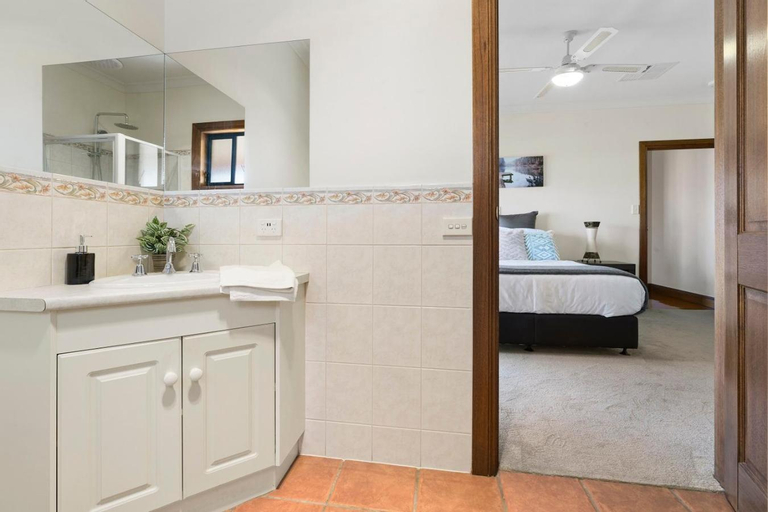 Bedroom 2, The Shamrock Luxury Retreat, Renmark Paringa - Paringa