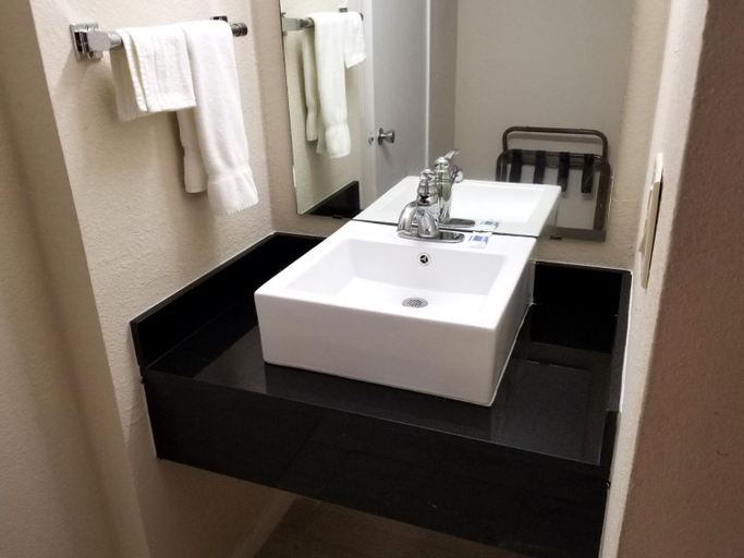 Bathroom 4, Americas Best Value Inn Marshall, Harrison