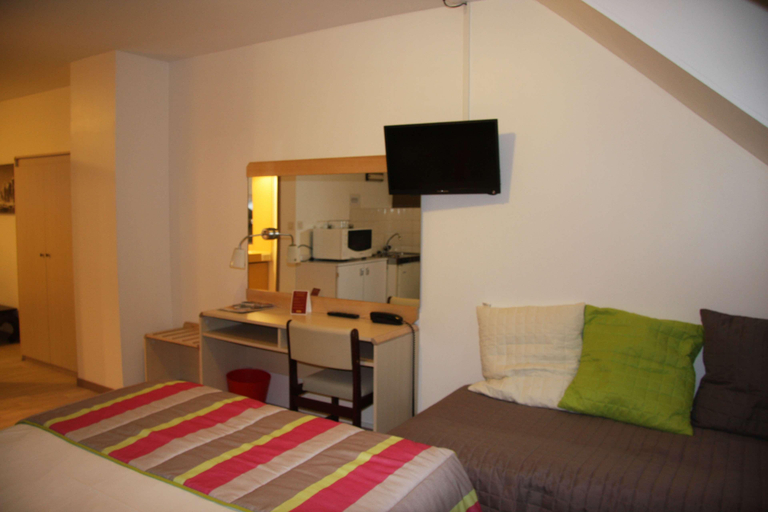 Bedroom 3, Balladins Cherbourg, Manche