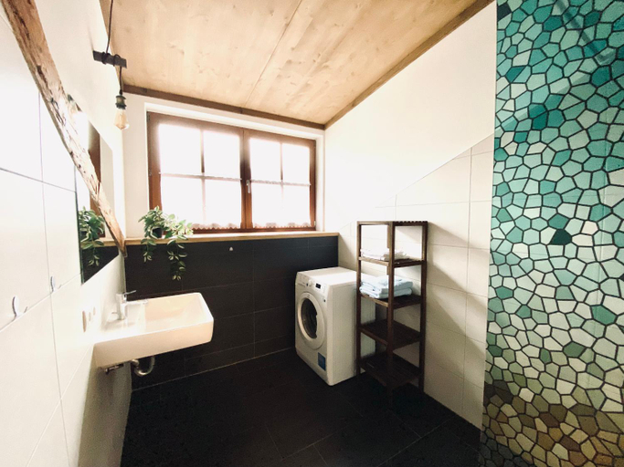 Bathroom 1, Steinergut Apartments, Zell am See