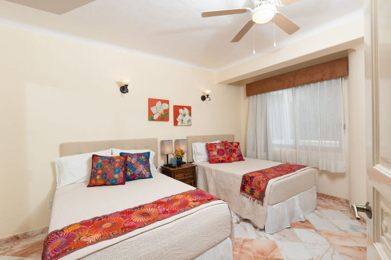 Room 3, Ocean Front Penthouse Pool Sleeps 8 People, Compostela