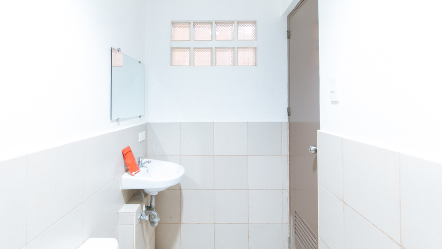 Bathroom 18