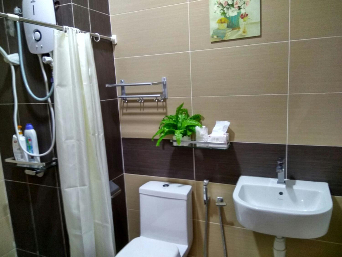 Bathroom 3, Fun Villa 4+1Rm 12-22px Wifi/BBQ/Netflix/SteamBoat, Kota Tinggi