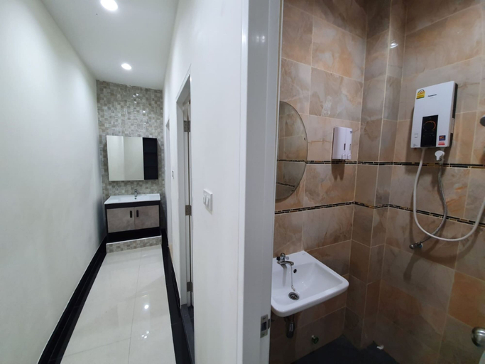 Bathroom 3, Baanpin Hotel and Cafe, Phra Nakhon
