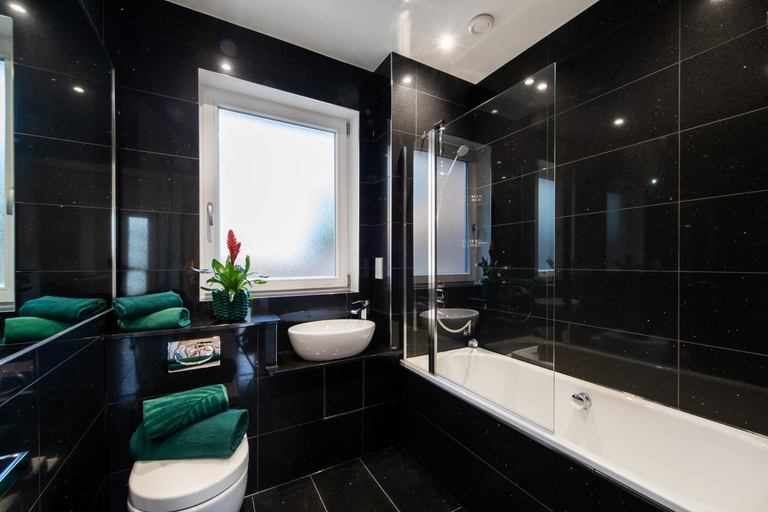 Shower 2, London Nino Apartments, London
