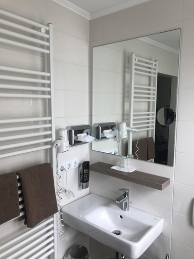 Bathroom 3, Mayerhofer, Passau