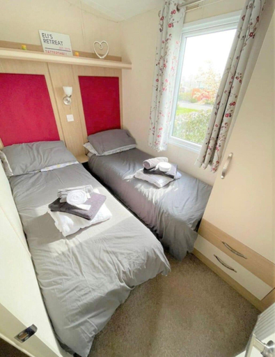 Bedroom 2, Tattershall Lakes Luxury Hot Tub Retreat, Lincolnshire