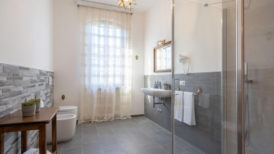 Bathroom 4, Villa Fiorentini 10, Emma Villas, Florence