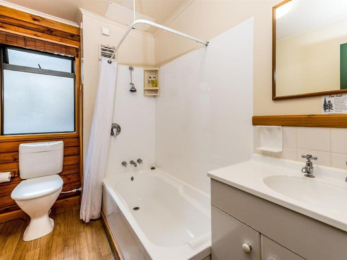 Bathroom 4, Lakefront Lodge Taupo, Taupo