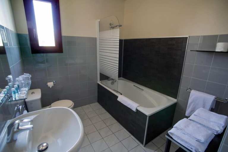 Bathroom 5, Hotel Le Medicis, Isère
