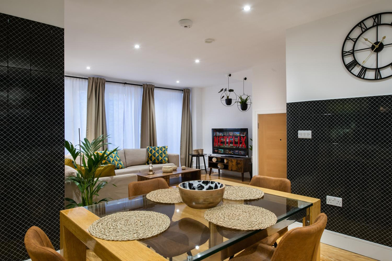 Shared lounge/TV area 3, London Nino Apartments, London