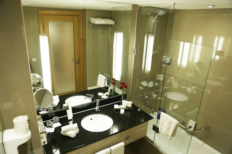 Bathroom 4, Radisson Blu Heliopolis, An-Nuzhah