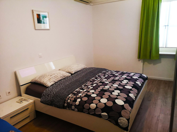 Bedroom, Chillax, Split