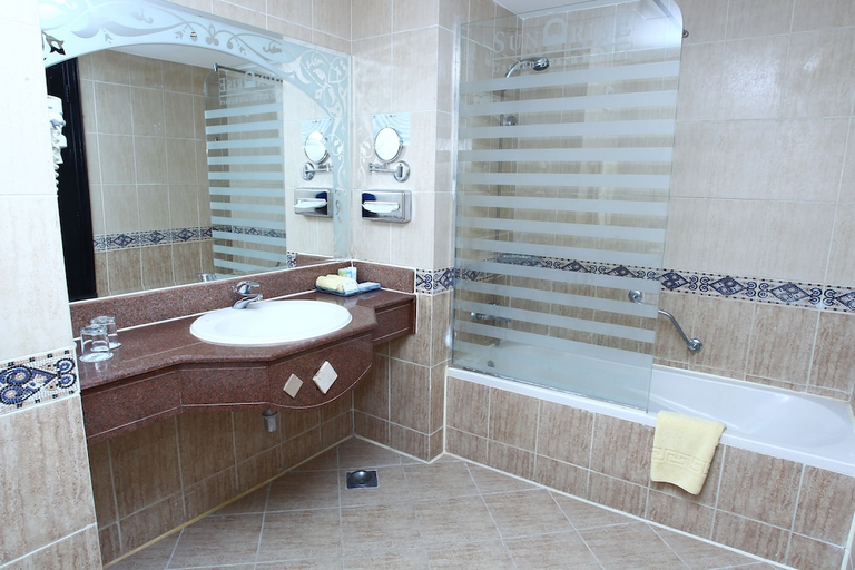 Bathroom 4, Sunrise Garden Beach Resort and Spa, Safaja