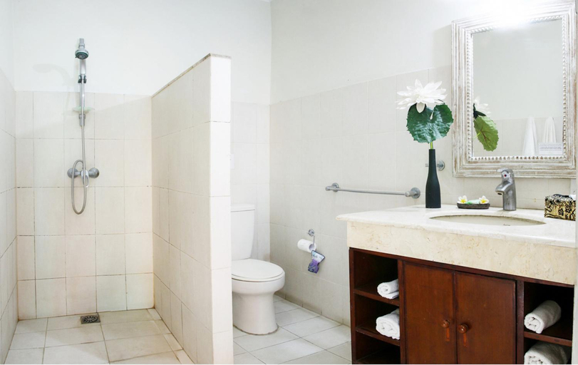 Bathroom 2, Sunhouse Guesthouse, Denpasar