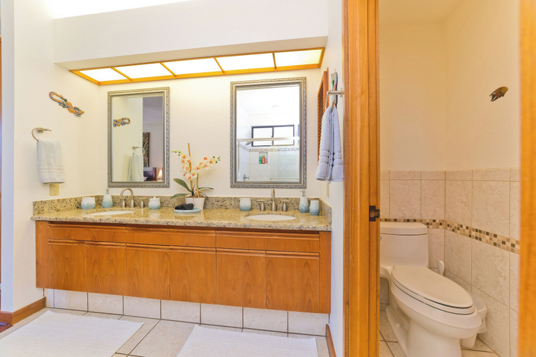 Bathroom 4, Hilton Pool Pass Incl. Serene Resort Gem, Hawaii