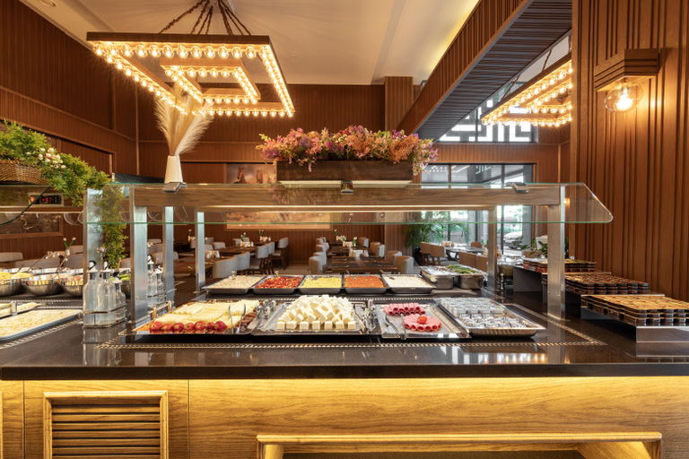 Food & Drinks 5, By The Marina Hotel, Merkez