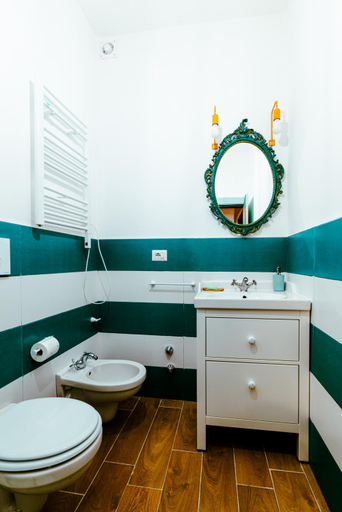 Bathroom 2, Habari We Dorm, Bari