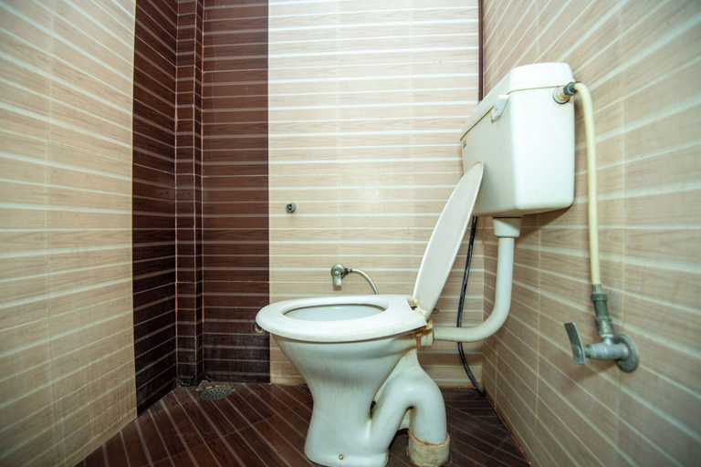 Bathroom 3, Hotel Manohar Palace, Lucknow