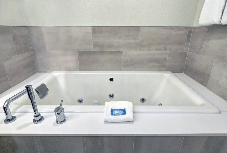 Bathroom 5, Holiday Inn Express WHITBY OSHAWA, Durham