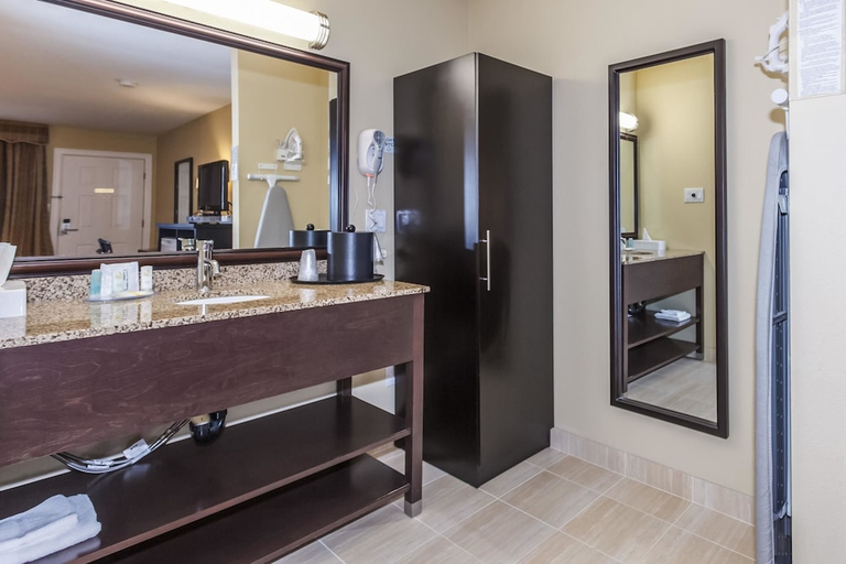 Bathroom 4, Quality Inn Merritt, Thompson-Nicola