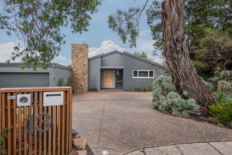 Mt Martha Escape with Spa and Views, Mornington P'sula - West