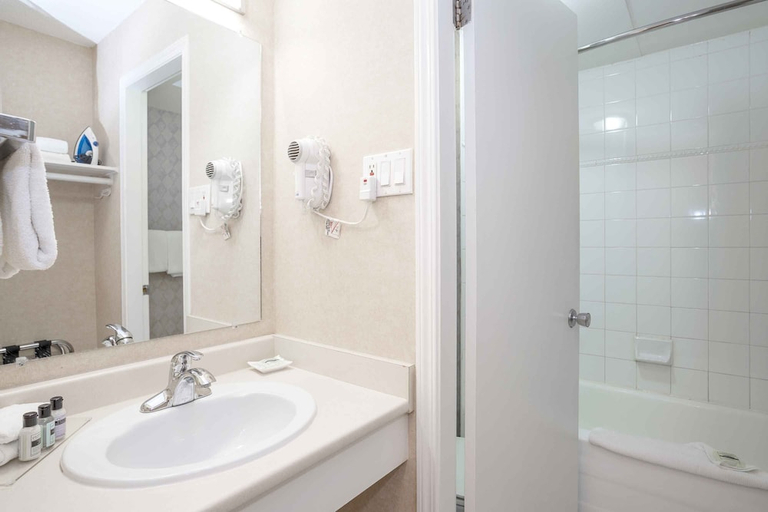 Bathroom 5, Sandman Hotel Cranbrook, East Kootenay