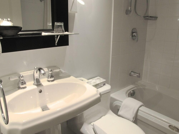 Bathroom 4, Lhotel Montreal, Montréal
