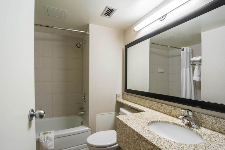 Bathroom 5, Quality Inn & Suites Yellowknife, Fort Smith