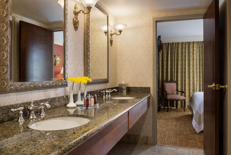 Bathroom 5, Victoria Marriott Inner Harbour, Capital