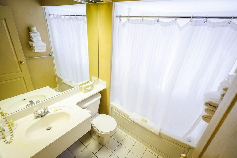 Bathroom 5, Peterborough Inn & Suites Hotel, Peterborough