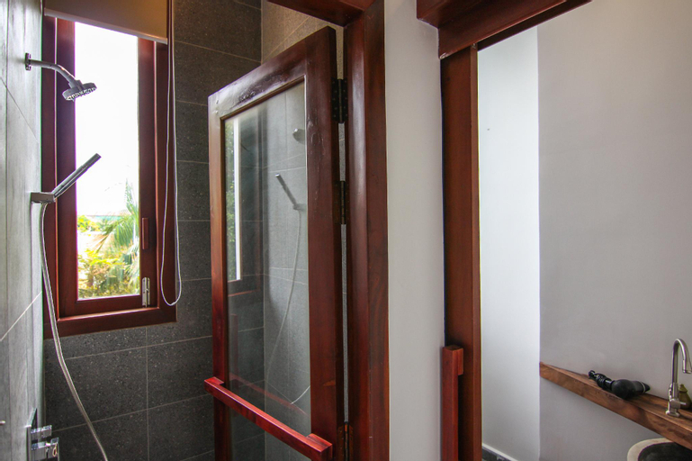Bathroom 16