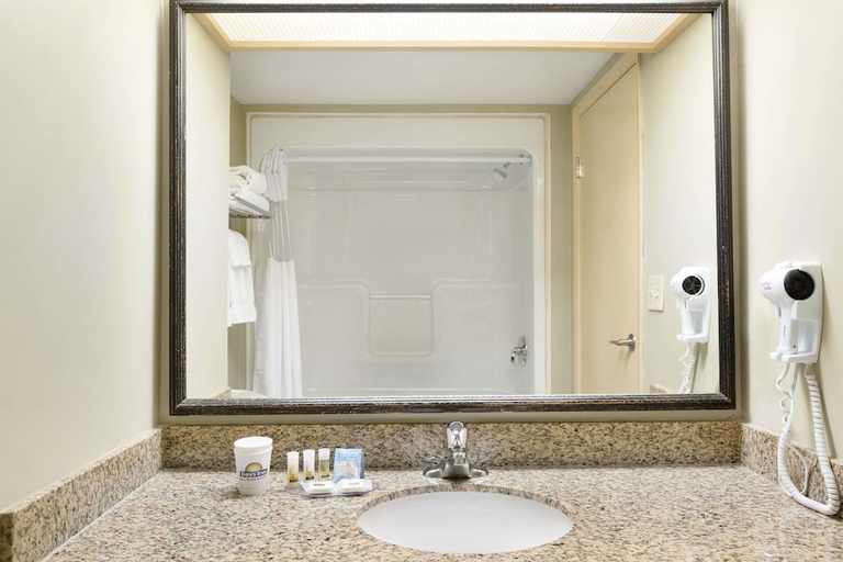 Bathroom 4, Days Inn by Wyndham Orillia, Simcoe