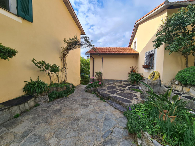 Exterior 3