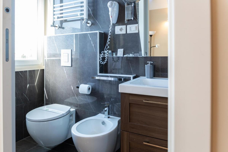 Bathroom 2, Pescara Centro luxury suite II Deluxe Rooms, Pescara