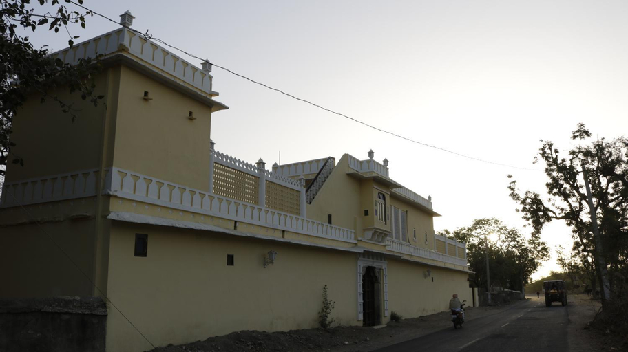 Exterior & Views