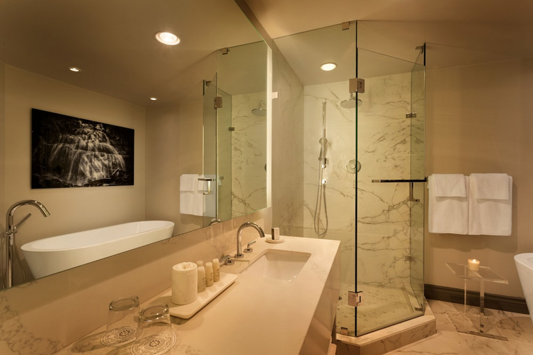 Bathroom 4, Hotel Le Soleil by Executive Hotels, Greater Vancouver
