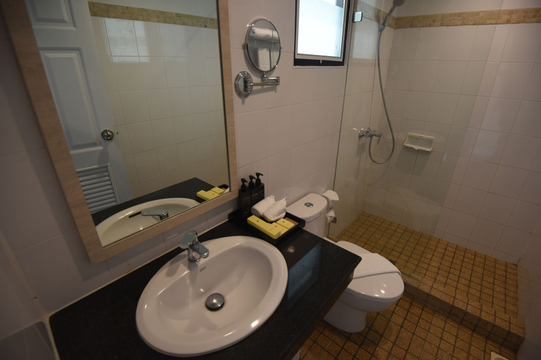 Bathroom 4, PP Charlie Beach Resort, Mueang Krabi