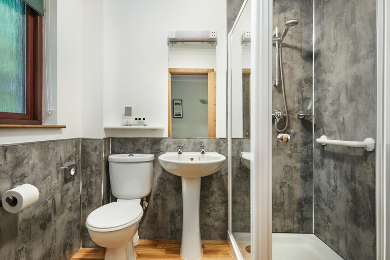 Bathroom 3, Clan Macduff Hotel, Highland