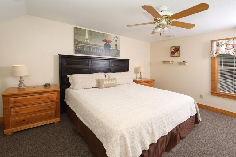Bedroom 2, Comfy Chalet with Retreat Atmosphere, Sevier