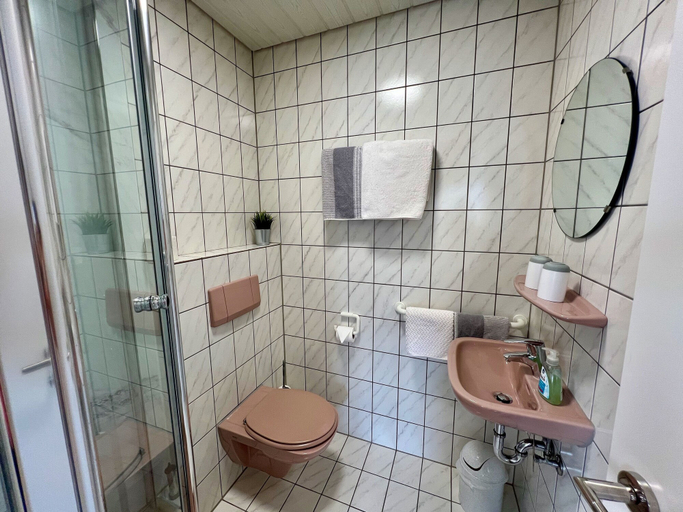 Bathroom 4, Ferienweingut Matthias Löwen, Trier-Saarburg