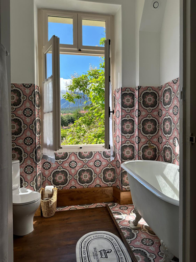 Bathroom 4, L'enthousiasme, Pyrénées-Orientales
