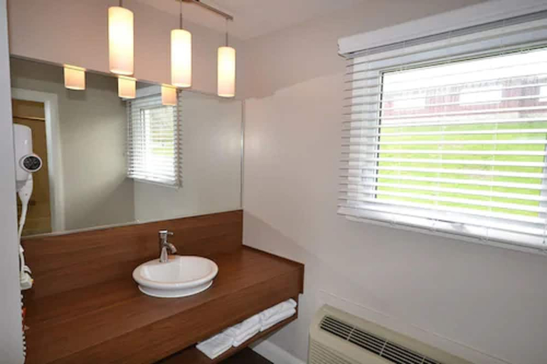 Bathroom 4, Auberge de la Pointe, Rivière-du-Loup